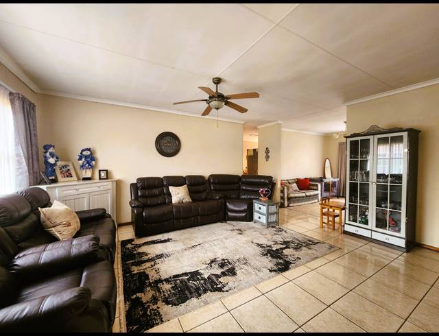 3 BEDROOM TOWNHOUSE FOR SALE IN THREE RIVERS